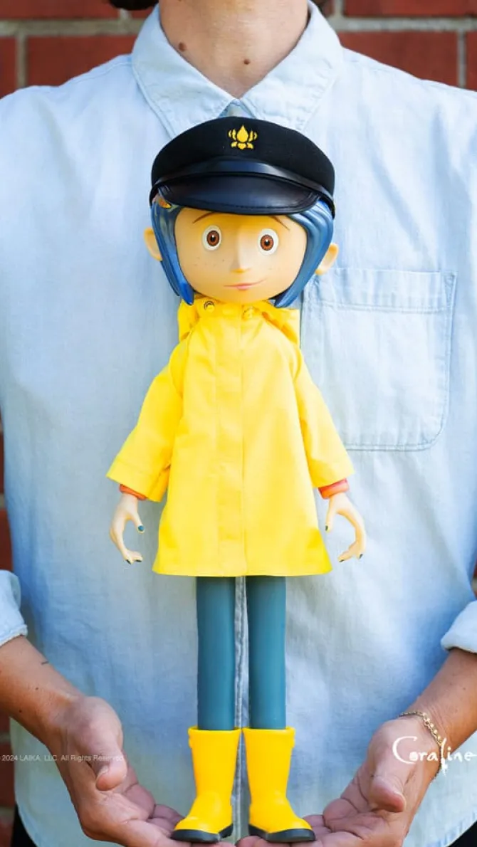 Coraline - Coraline Actionfigur / Supersize Vinyl - with Hat (Button Eyes): Super7