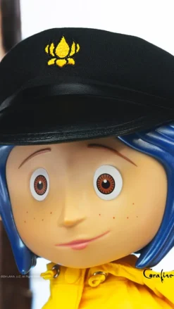Coraline - Coraline Actionfigur / Supersize Vinyl - with Hat (Button Eyes): Super7