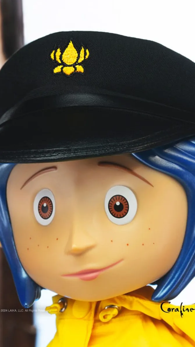 Coraline - Coraline Actionfigur / Supersize Vinyl - with Hat (Button Eyes): Super7