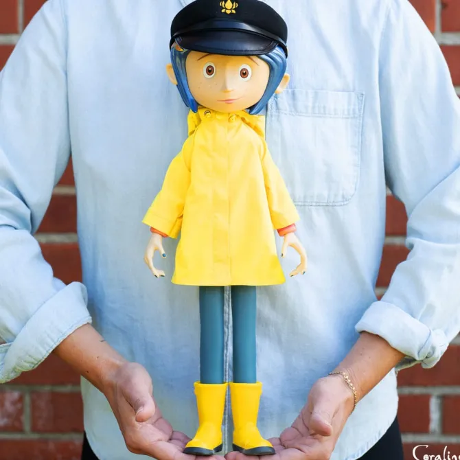 Coraline - Coraline Actionfigur / Supersize Vinyl - with Hat (Button Eyes): Super7