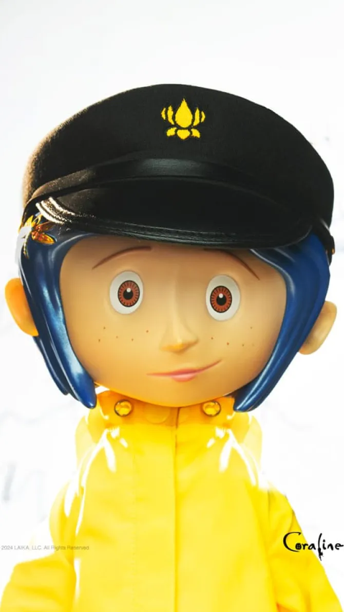 Coraline - Coraline Actionfigur / Supersize Vinyl - with Hat (Button Eyes): Super7