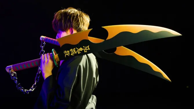 Demon Slayer: Kimetsu no Yaiba - Nichirin Schwerter Replika / Tengen Uzui: Tamashii Nations